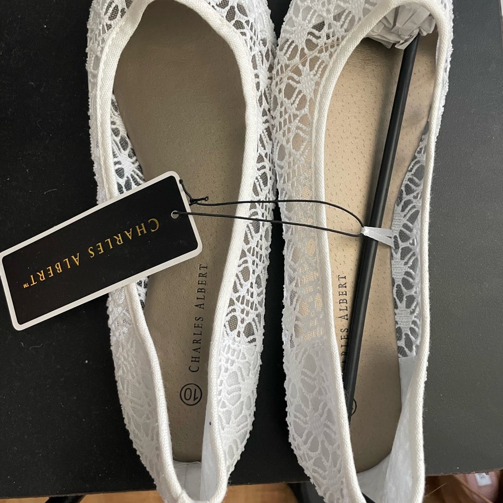 Charles Albert Women's White Lace Flats